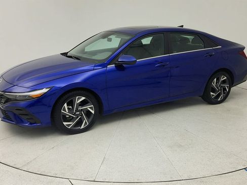 Used 2025 Hyundai Elantra SEL FWD image 3