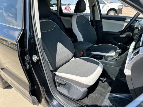 Used 2025 Volkswagen Taos SE image 24