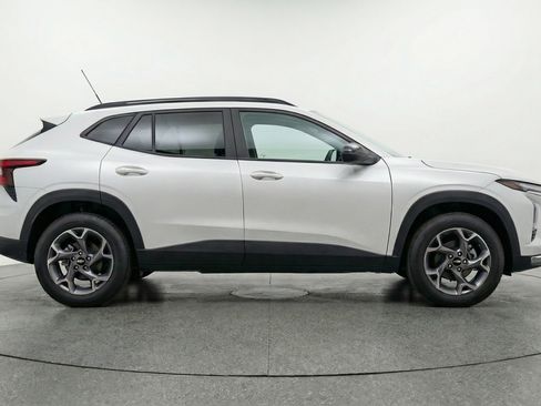 Used 2025 Chevrolet Trax LT image 11