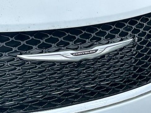 Used 2024 Chrysler Pacifica Limited FWD image 11