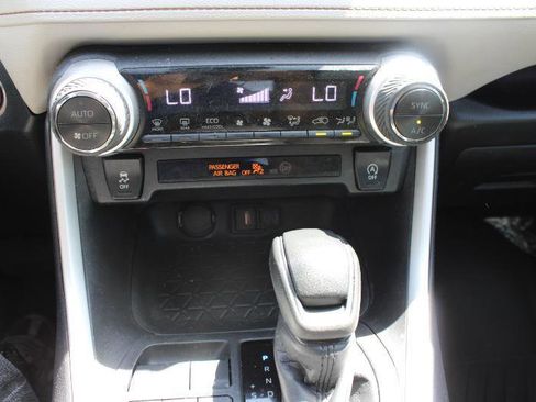 Used 2020 Toyota RAV4 XLE w/ Convenience Package FWD image 20