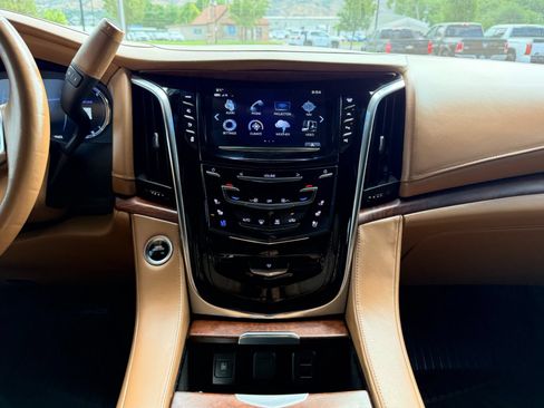 Used 2017 Cadillac Escalade Platinum AWD/4WD image 16