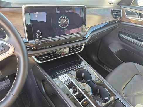 Used 2025 Volkswagen Atlas SE image 19