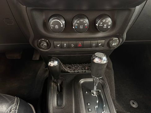 Used 2015 Jeep Wrangler Rubicon w/ Power Convenience Group AWD/4WD image 17