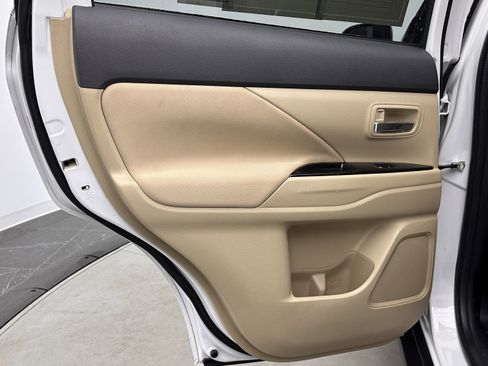 Used 2016 Mitsubishi Outlander SE image 19