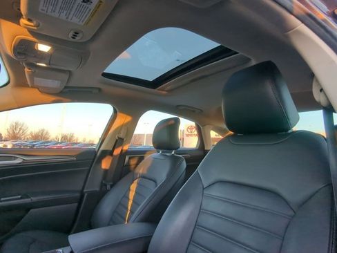 Used 2017 Ford Fusion SE w/ Fusion SE Technology Package image 10