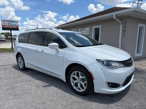 Used 2018 Chrysler Pacifica Touring-L FWD image 3