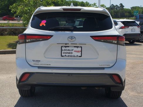 Used 2022 Toyota Highlander Limited FWD image 3