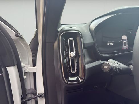 Used 2023 Volvo XC40 Recharge Ultimate image 29