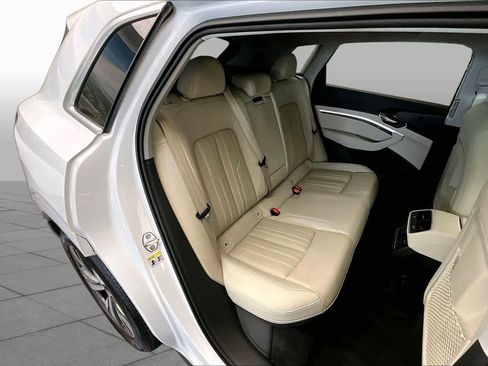 Used 2024 Audi Q8 e-tron Premium Plus w/ Premium Plus Package AWD/4WD image 18