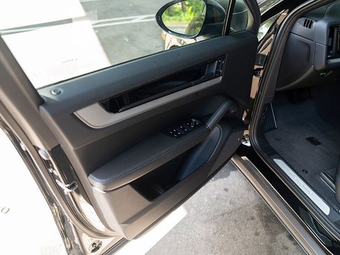 Used 2025 Porsche Cayenne image 17