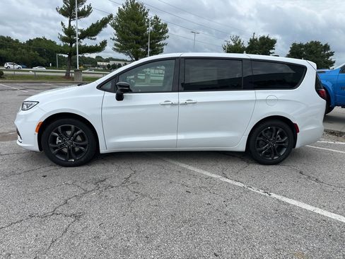 New 2026 Chrysler Pacifica Select image 16
