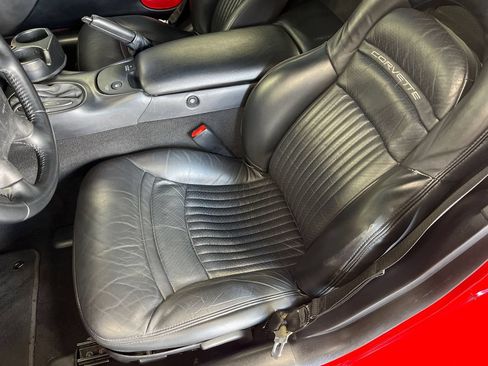 Used 2001 Chevrolet Corvette Coupe w/ Preferred Equipment Group2 RWD image 31