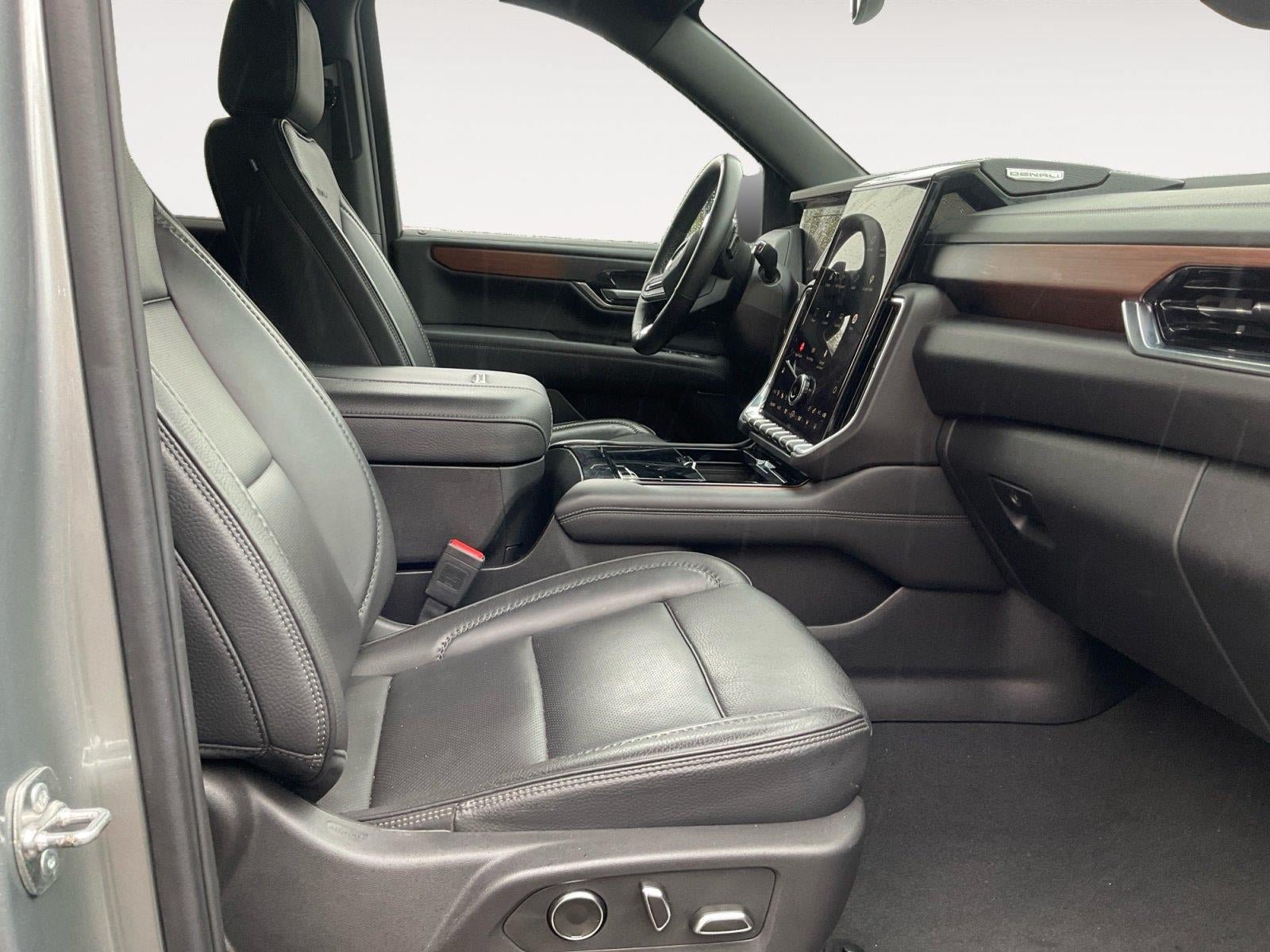 Used 2025 GMC Yukon XL Denali AWD/4WD image 15