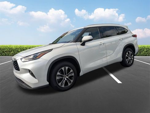 Used 2022 Toyota Highlander XLE FWD image 9