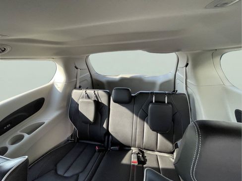 Used 2023 Chrysler Pacifica Limited FWD image 15