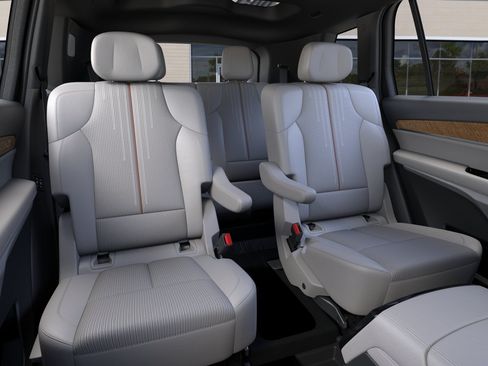 New 2027 Cadillac Vistiq Premium Luxury w/ LPO, Floor Liner Package AWD/4WD image 17