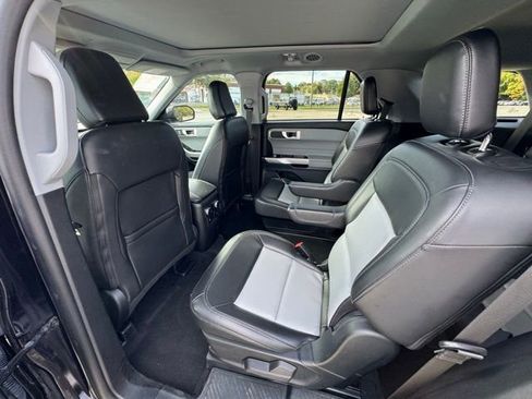 Used 2023 Ford Explorer XLT w/ XLT Sport Appearance Package AWD/4WD image 18
