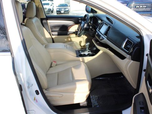 Used 2015 Toyota Highlander XLE image 12