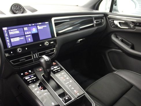 Certified 2025 Porsche Macan AWD/4WD image 27
