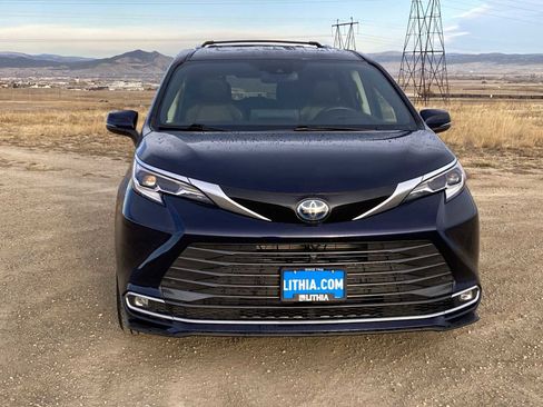Used 2022 Toyota Sienna Platinum image 13