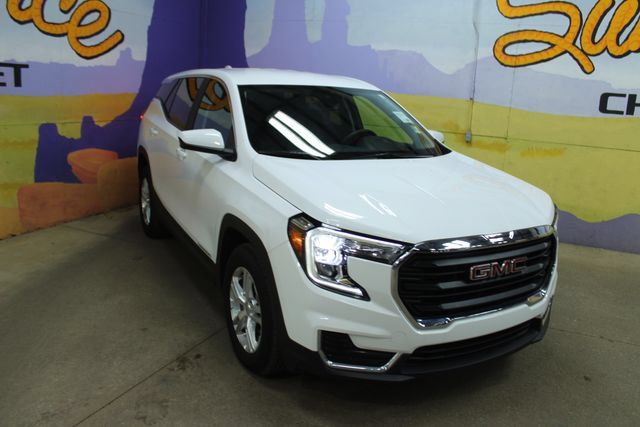 Used 2024 GMC Terrain SLE w/ LPO, Floor Liner Package FWD image 2