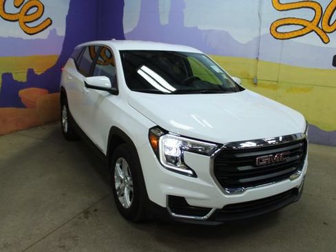 Used 2024 GMC Terrain SLE w/ LPO, Floor Liner Package FWD image 2