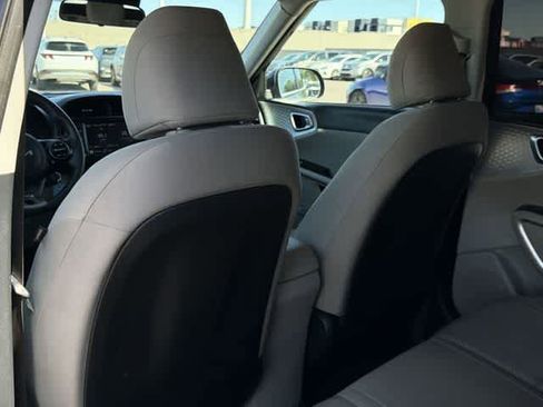 Used 2023 Kia Soul LX w/ LX Technology Package image 15