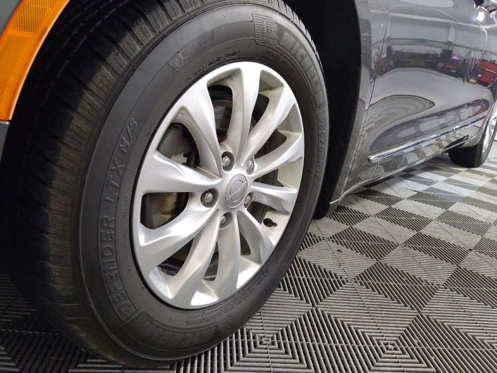Used 2018 Chrysler Pacifica Touring-L FWD image 31