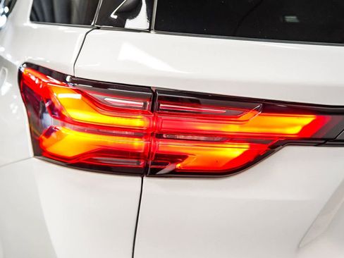 Used 2023 Chevrolet Traverse LT image 9