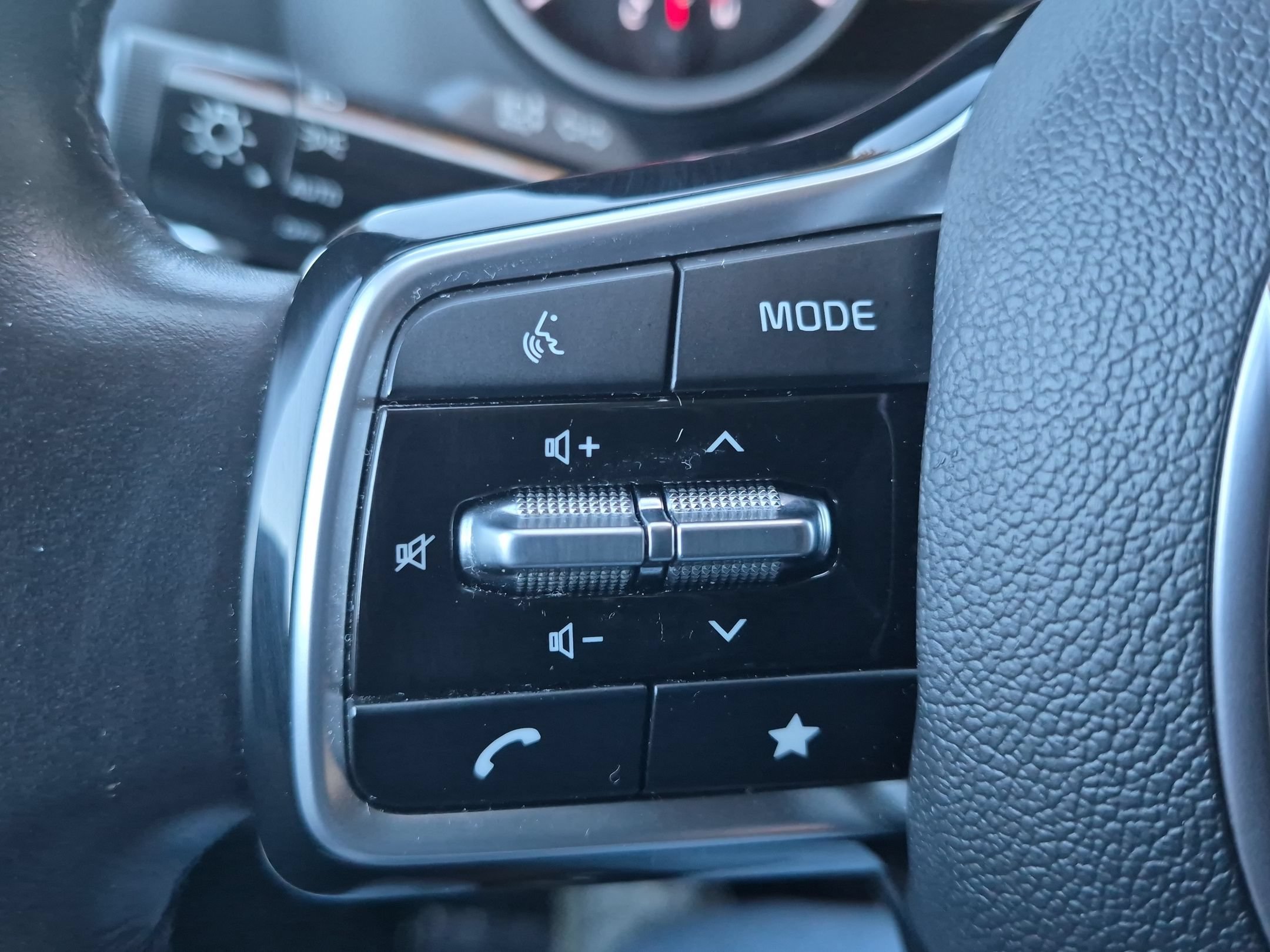 Used 2024 Kia Carnival LX FWD image 14