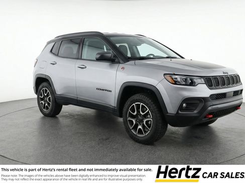 Used 2025 Jeep Compass Trailhawk image 1