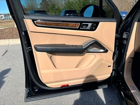 Used 2020 Porsche Cayenne Turbo image 24