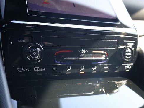 Used 2024 Jeep Grand Cherokee Laredo X image 19