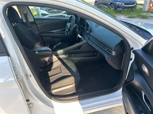 Used 2021 Hyundai Elantra SE FWD image 9