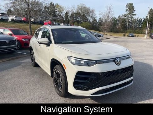 Used 2026 Volkswagen Tiguan SEL R-Line image 3