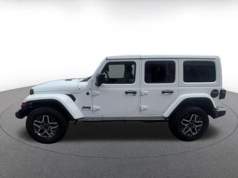 Used 2025 Jeep Wrangler Unlimited Sahara AWD/4WD image 8
