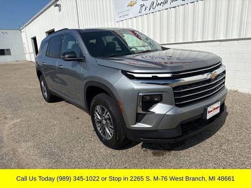 Used 2025 Chevrolet Traverse LT image 2