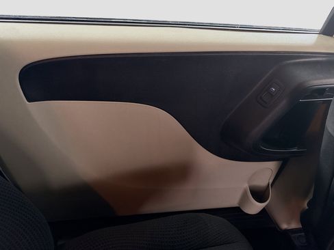 Used 2019 Dodge Grand Caravan SE w/ UConnect Hands-Free Group image 25