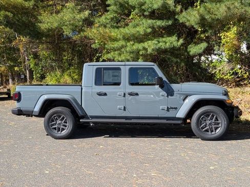 New 2025 Jeep Gladiator Sport image 4