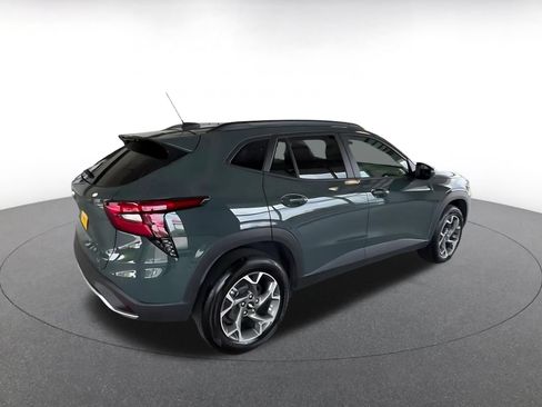 Used 2025 Chevrolet Trax LT FWD image 13
