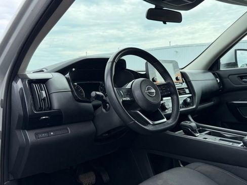 Used 2022 Nissan Pathfinder SV w/ SV Black Package image 11