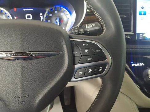 Used 2023 Chrysler Pacifica Limited FWD image 17