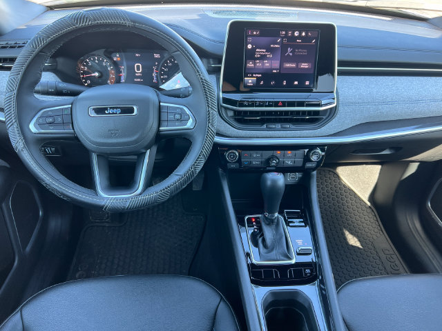 Used 2025 Jeep Compass Latitude AWD/4WD image 3