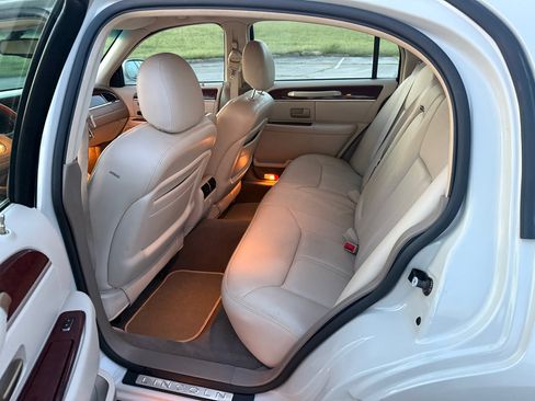 Used 2004 Lincoln Town Car Ultimate image 16