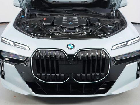 Used 2024 BMW 760i xDrive w/ Premium Package 2 AWD/4WD image 8