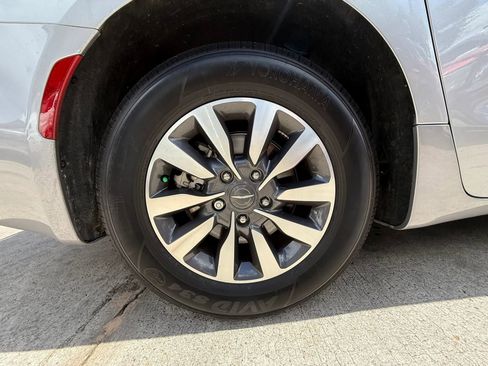 Used 2021 Chrysler Pacifica Touring-L w/ Premium & Safety Sphere Group FWD image 23