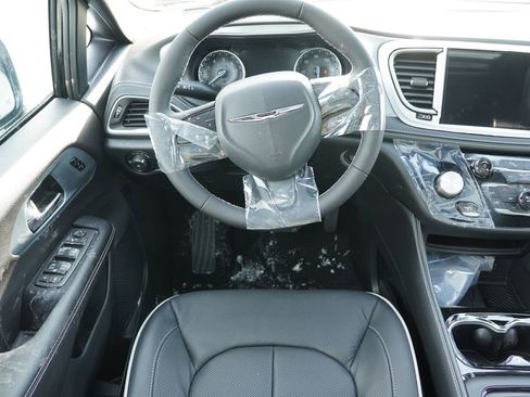 New 2026 Chrysler Pacifica Limited w/ S Appearance Package image 14