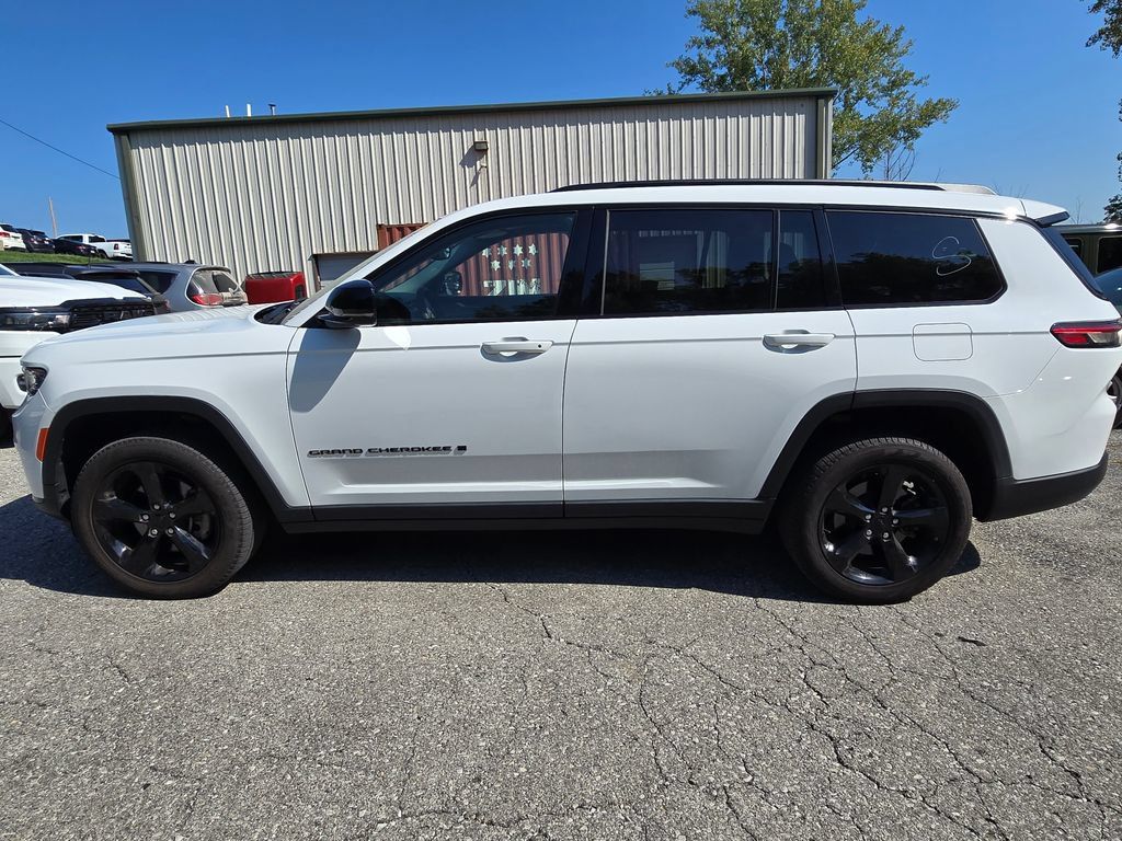 Used 2023 Jeep Grand Cherokee L Limited w/ Black Appearance Package AWD/4WD image 3