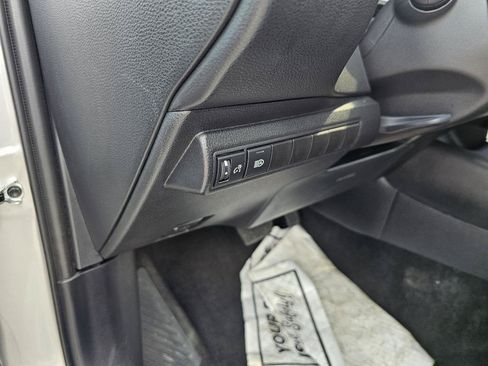 Used 2025 Toyota Corolla LE FWD image 12